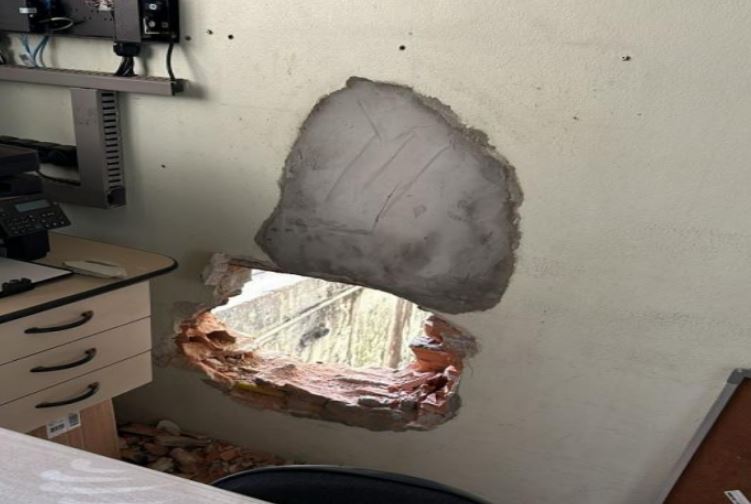 Buraco foi aberto na parede do posto de combustível em Blumenau 