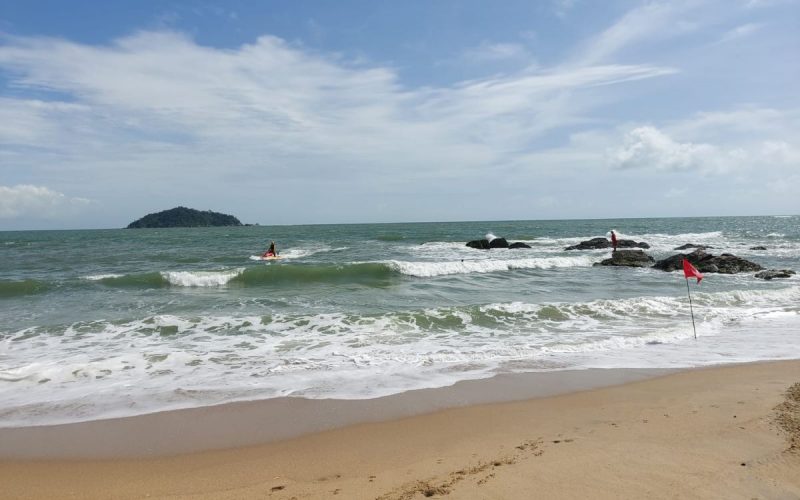 Bombeiros realizando buscas no mar de jovem vítima de afogamento na Praia da Saudade, em Penha