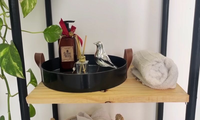 Decoradora exibe peça pronta usada em cômodo de casa