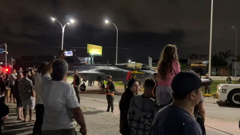 Na foto &eacute; poss&iacute;vel ver o n&uacute;mero de pessoas que se reuniram para ver o transporte – Foto: Guilherme Wiltgen/Reprodu&ccedil;&atilde;o/ND
