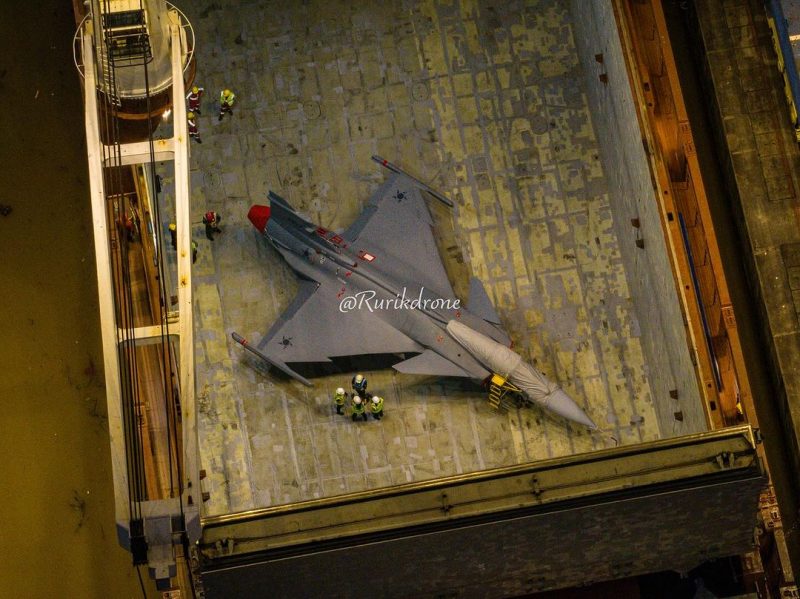 Caça Gripen da FAB veio da Suécia até porto de Navegantes