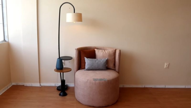 Usando materiais reciclados, a influencer criou uma cadeira luxuosa – Foto: Tati Decora/ND