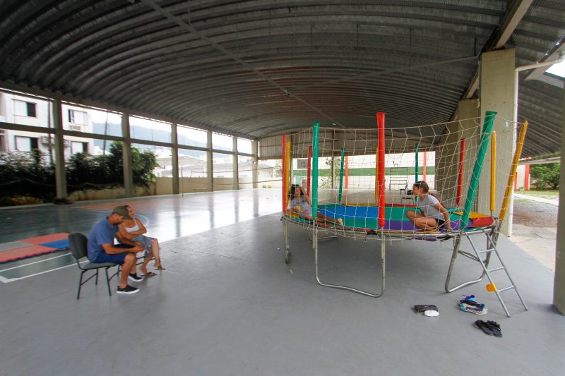 Cama el&aacute;stica na EEB Sim&atilde;o Jos&eacute; Hess – Foto: Leo Munhoz/ND