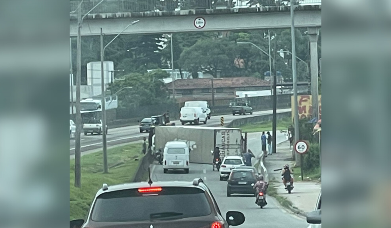 Caminhão tombado em pista