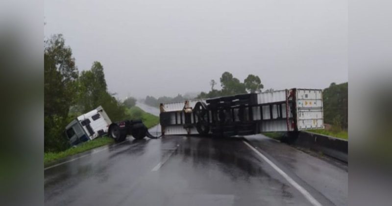 Caminhão na BR-101 no KM 255: trânsito fica lento