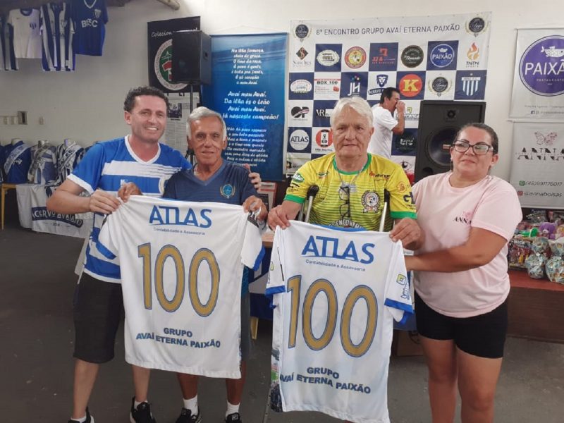 No carreteiro do Ava&iacute; Eterna Paix&atilde;o, realizado no &uacute;ltimo domingo na Ch&aacute;cara do Zezinho, no Bairro do Ro&ccedil;ado,&nbsp; em S&atilde;o Jos&eacute;, um dos momentos mais emocionantes para os torcedores presentes no evento, foi a homenagem recebida pelos ex-atletas Jo&atilde;o Carlos “Cueca” e Juti (camisa amarela ), que juntos foram campe&otilde;es estaduais pelo Ava&iacute; em 1975. Cueca era ponta e Juti, atacante, onde terminou a competi&ccedil;&atilde;o como artilheiro com&nbsp; 28 gols, marcando inclusive na final diante do Figueirense, no est&aacute;dio Orlando Scarpelli, ap&oacute;s assist&ecirc;ncia do meia Zenon. Na foto, al&eacute;m dos craques, aparecem Valdinei Albino, presidente do grupo e a empres&aacute;ria Ana Paula, uma das patrocinadores do evento.
