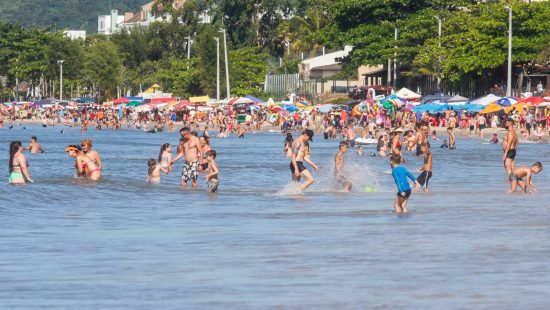 Praias badaladas do Norte de Florianópolis sofrem com falta de banheiros e duchas com defeitos