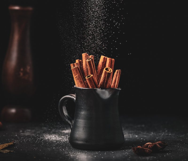O banho da canela &eacute; um &oacute;timo intensificador de energias e pode trazer muita prosperidade – Foto: Unsplash/Divulga&ccedil;&atilde;o/ND