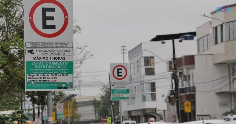 Imagem mostra placas que indicam área verde para estacionamento nos bairros da cidade