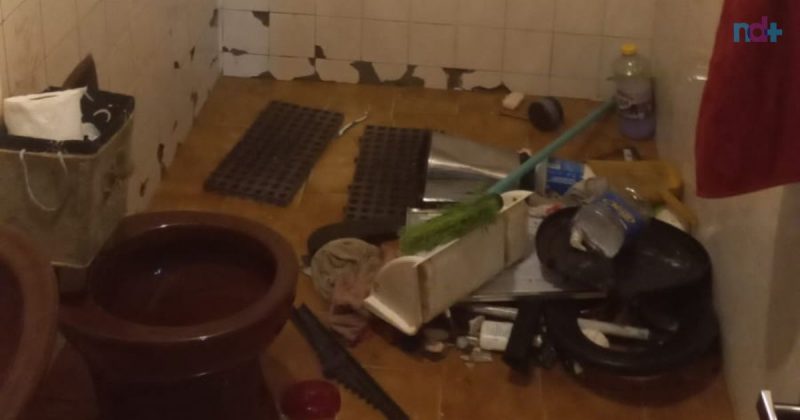 The picture shows a destroyed bathroom with part of the wiring ripped out by a woman during the outbreak in Greater Florianopolis.