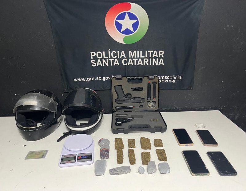 Na imagem materiais apreendidos com suspeitos de executar homem em Itajaí