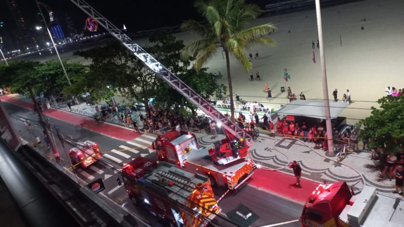 Imagem mostra avenida de Balneário Camboriú paralisada durante incêndio em apartamento alugado por turistas