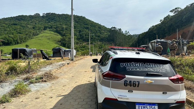 Imagem mostra Viatura e policiais militares durante o cumprimento de reintegração de posse de terreno invadido em Camboriú