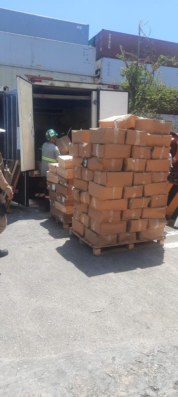 Carga de camarão de origem argentina foi apreendido pela Polícia Militar Rodoviária nesta quinta-feira (28), próximo ao trevo de acesso à Rio do Sul