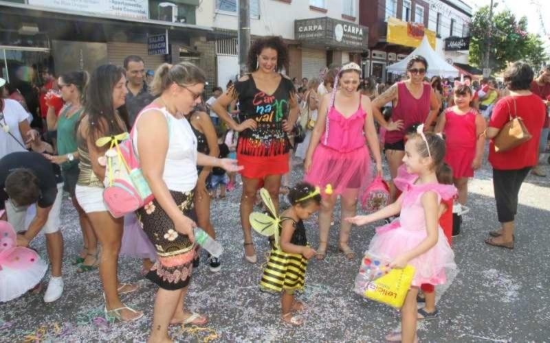 Moradores de Itajaí curtem festividades de carnaval no Mercado Público