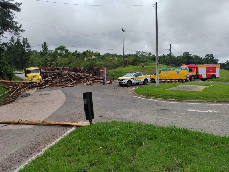 Carga de toras de madeira da carreta invadiu a pista e acabou atingindo um outro caminhão