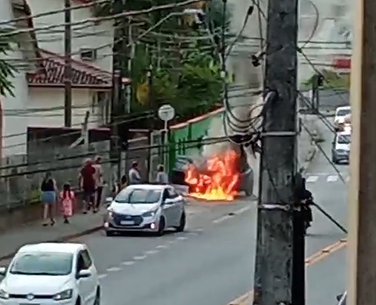 Incêndio em veiculo deixa moradores assustados no bairro da Velha Central - Foto: FernandoImme/Reprodução/ND