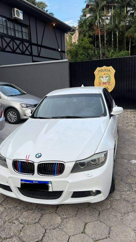 Polícia Civil cumpriu mandado de busca e apreensão na tarde desta quarta-feira (6), em Gaspar; arma estava dentro de um cofre quando foi levada da casa da vítima 