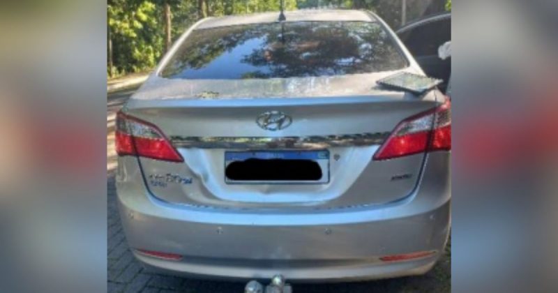 Carro do motorista de aplicativo que foi assaltado na sexta-feira – Foto: PMSC/Divulga&ccedil;&atilde;o/ND