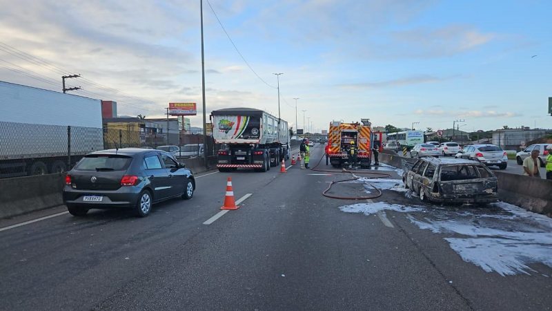Carro pega fogo na BR-101, em São José