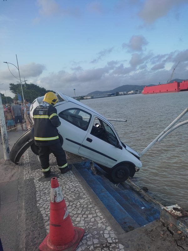 Foto mostra carro prestes a cair do rio Itajaí-Açu em Itajaí, após motorista perder o controle