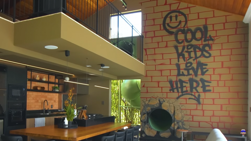 Na &aacute;rea gourmet, Rangel montou uma cozinha externa, com uma academia na parte superior e um tobog&atilde; – Foto: Youtube Lucas Rangel/ND