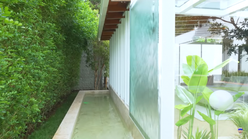 O espelho de água da mansão de Rangel é controlado pela Alexa, uma assistente virtual.