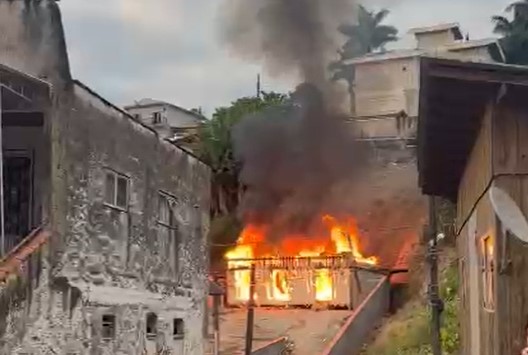 Casa pegou fogo no Centro de Gaspar, na manh&atilde; desta quarta-feira (27) – Foto: Imagens cedidas/TV Gaspar/Divulga&ccedil;&atilde;o/ND