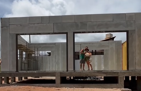 Por meio de um vídeo, o casal explica como o sistema funciona e quanto custa cada placa utilizada 