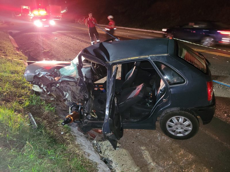 Acidente na BR-282 aconteceu na noite de domingo; um homem morreu - Foto: CBMSC/Divulgação/ND