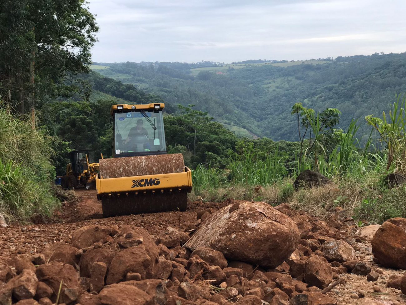 After heavy rains hit Chapeco in western Santa Catarina, the Marechal Borman Regional Office is working to restore damaged roads.  - PMC/Reproduction/ND
