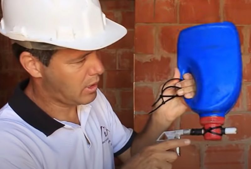 Com poucos itens, o pedreiro mostrou como fazer o chapiscador e testou o equipamento caseiro 