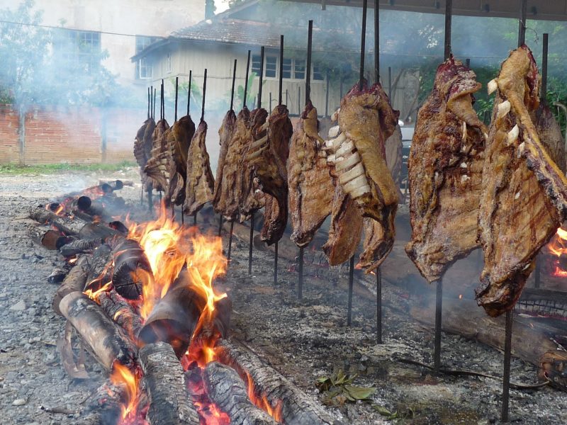 Bombeiros foram chamados para combater incêndio, mas se depararam com um verdadeiro 'costelaço' fogo-de-chão - Foto: Redes Sociais/Gauchão Churrascos a Domicílio/Reprodução/ND
