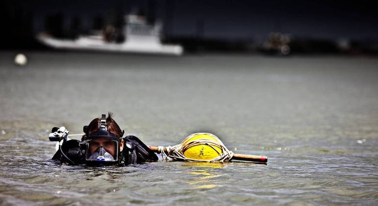 Mergulhador da pol&iacute;cia de Queensland realiza busca por v&iacute;timas – Foto: Divulga&ccedil;&atilde;o/X/@Qldpolice/ND