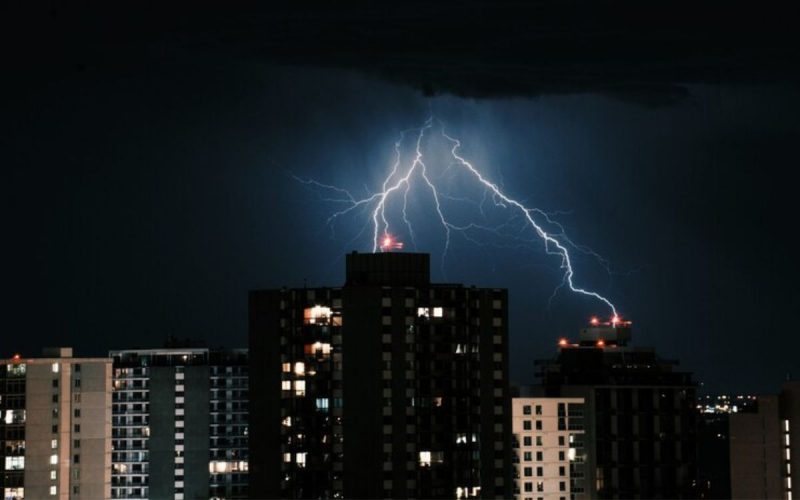 Imagem ilustrativa de chuva com raios, em previsão do tempo