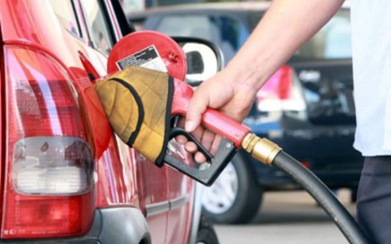 Abastecimento com gasolina em posto de combustíveis