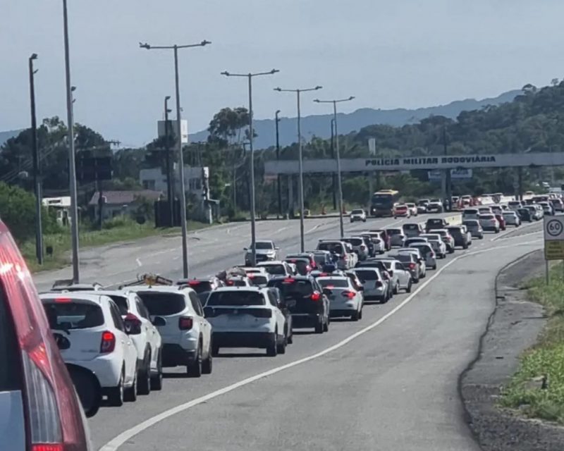 Foto mostra trânsito intenso em Florianópolis