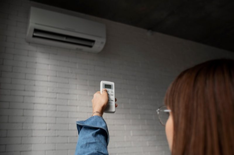 A Celesc projeta um aumento de 9,4% no consumo de energia durante a temperada, que ocorre devido ao uso contínuo de eletrodomésticos que combatem o calor