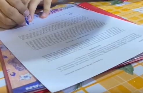 Modelo do contrato assinado pelo casal chegou a ser compartilhado com os internautas 