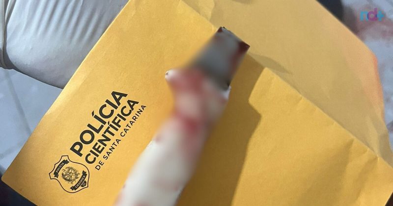 faca utilizada por agressor para esfaquear sucessivamente ex-namorada; arma chegou a quebrar dentro da vítima