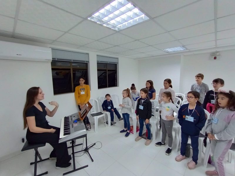 Coral infantojuvenil tem condução e coordenação da maestrina e cantora lírica Karla Cristina Ziemer Huch