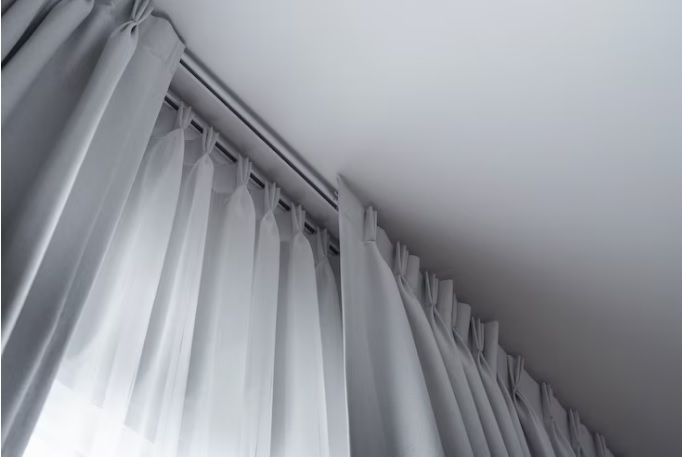 Vendedor abordou a idosa oferecendo cortinas para venda