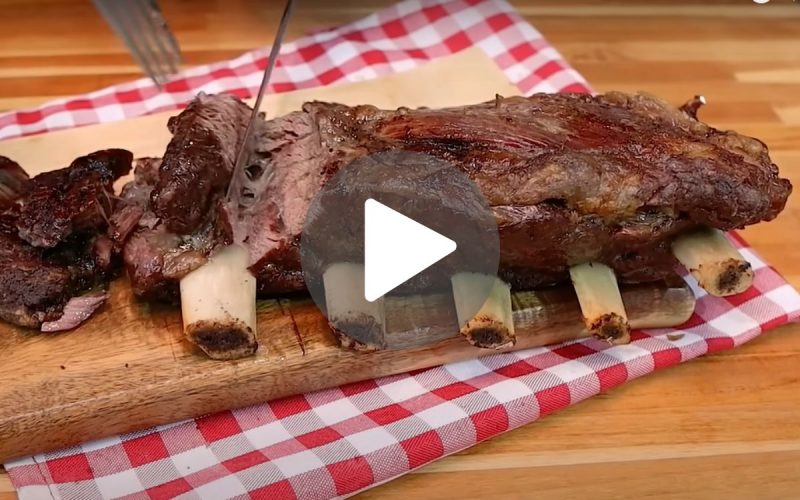 Frame de vídeo no YouTube que ensina a fazer uma costela na Air Fryer