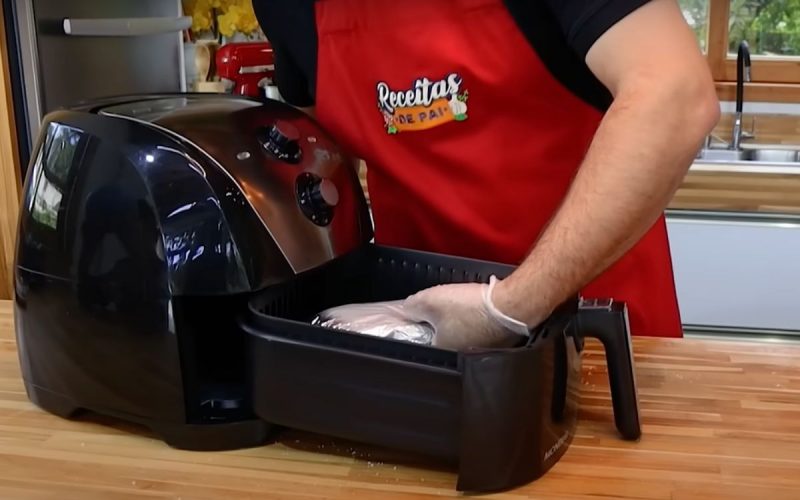 Frame de vídeo no YouTube que ensina a fazer uma costela na Air Fryer