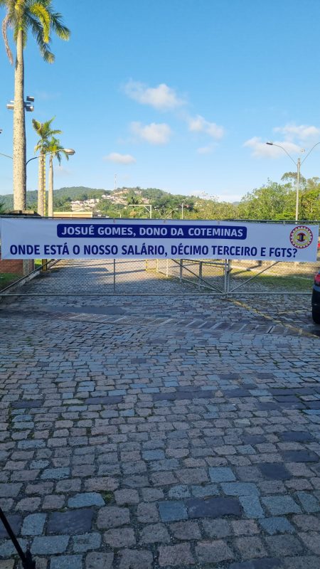 Sede da empresa amanheceu com protesto – Foto: Cl&aacute;udia Pletsch/Reprodu&ccedil;&atilde;o/ND