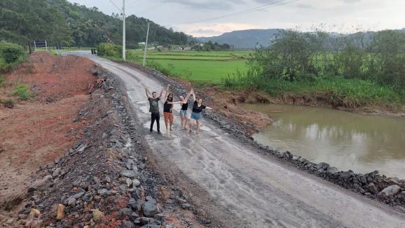 Idealizado por moradores, o aniversário contou com churrasco, fogos e até bolo; o portal ND+ entrou em contato com a Secretaria da Infraestrutura e Mobilidade, que se manifestou sobre o caso 