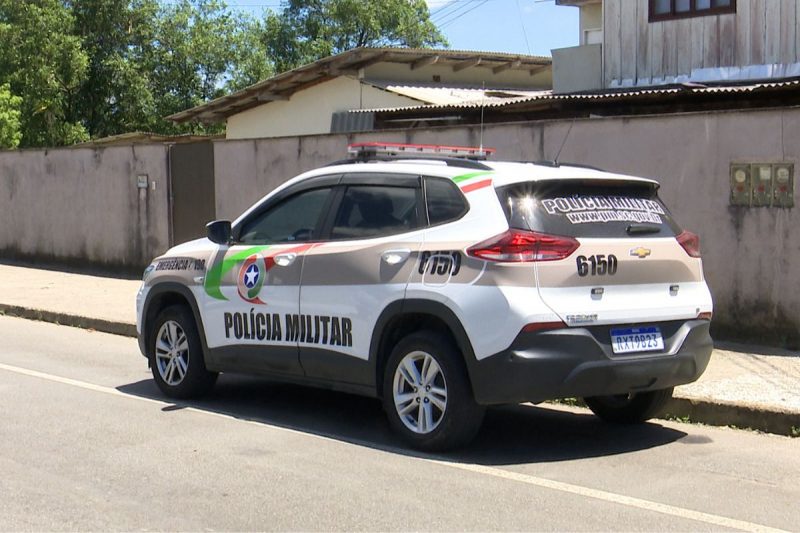 Viatura da Polícia Militar chegou nos escritórios em Blumenau