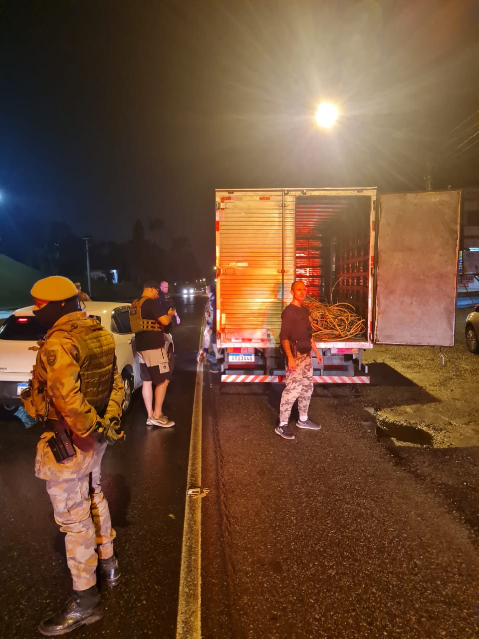 The criminals are arrested and the police recover stolen cargo worth R$400,000 in Blumenau - Disclosure/Reproduction/ND