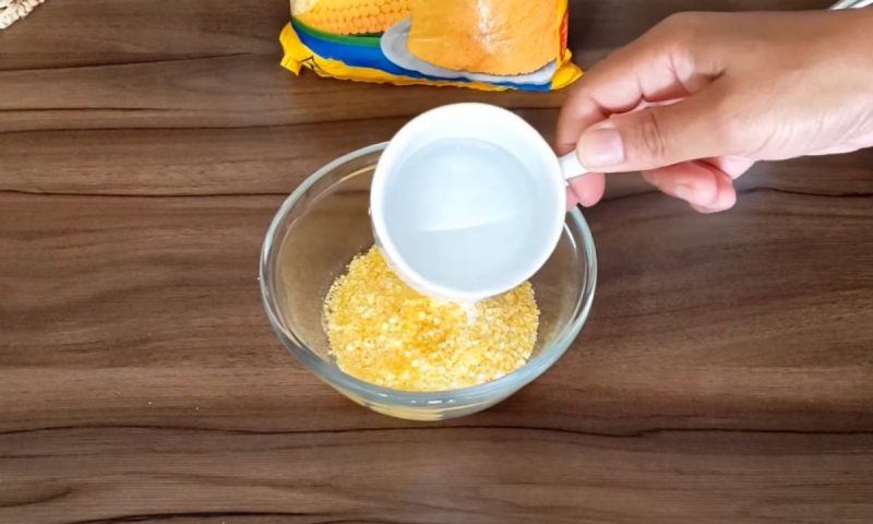 &Aacute;gua &eacute; o terceiro ingrediente, que entra para dar o ponto na “massa” – Foto: Reprodu&ccedil;&atilde;o
