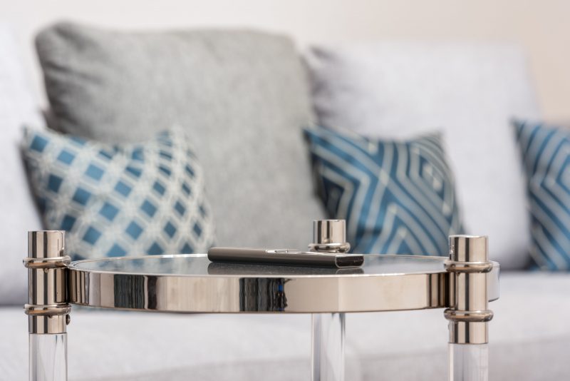 Tecidos, m&oacute;veis multifuncionais e luz natural ajudam muito na composi&ccedil;&atilde;o em espa&ccedil;os pequenos – Foto: Reprodu&ccedil;&atilde;o